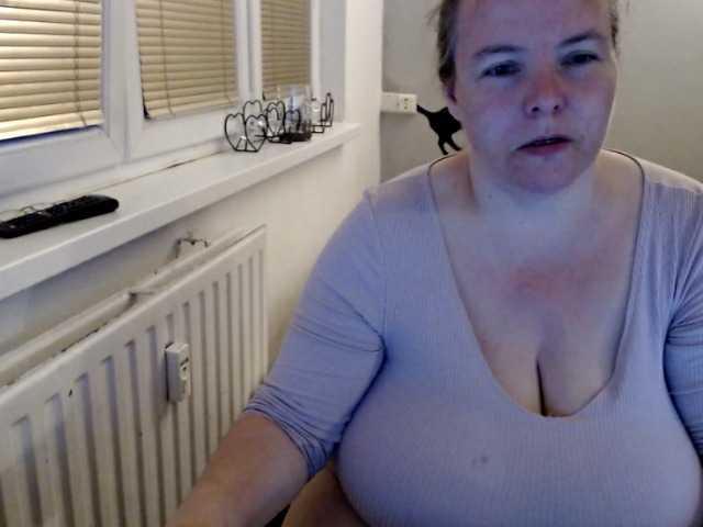 Bilder Bessy123 squirt group,lovense, play breasts play pussy, play ass + toy spy, group oil body, group. tits here 10, naked, body 20, squirt pvt, lovense spy