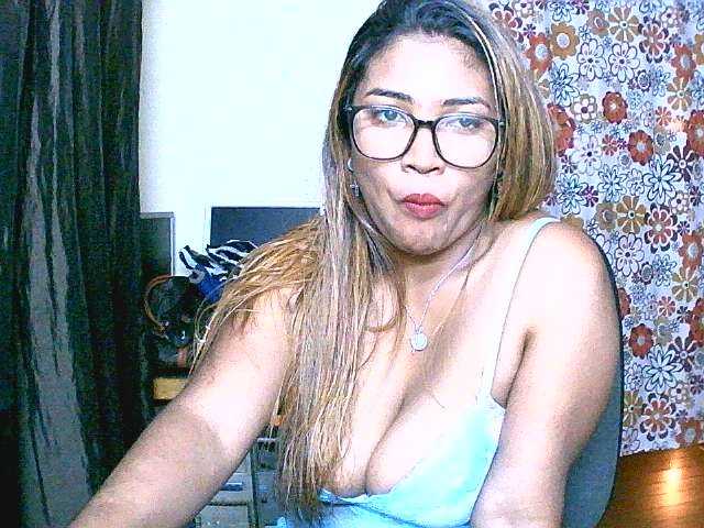 Bilder butterfly007 hello guys ,lets play too hot,any flash 20tkn,twerk panty off 35tkn,naked 50tkn .squirt 100tkn,come to privat show for funny